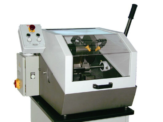 Troncatrici metallografiche serie TR per il taglio di precisione a freddo, con protezione antiusura e conformità alle norme di sicurezza.