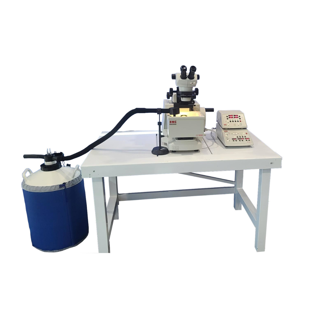 Microtomo rotante MT990 con attacco criogenico CR1000, perfetto per il sezionamento criogenico di polimeri, gomma e campioni biologici per AFM, SEM e microscopia ottica.