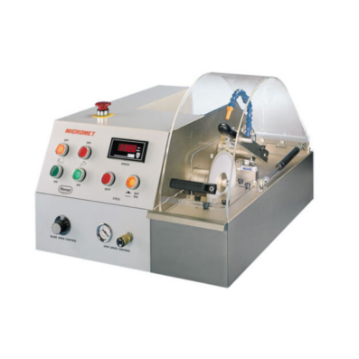 MICROMET troncatrice metallografica automatica con campione in fase di taglio.