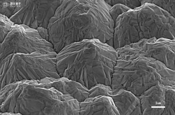Microstruttura del rame per elettrodi analizzata al SEM, utile per ottimizzare la qualità delle batterie al litio.
