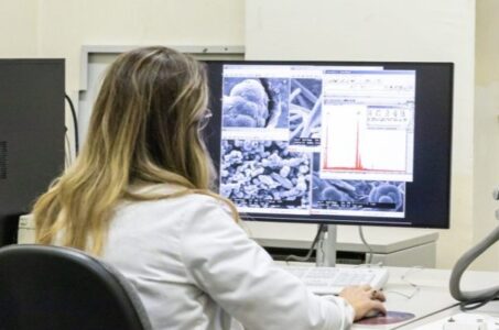 La Dott.ssa Cannilla del CNR ITAE di Messina durante una sessione di microscopia elettronica per l'analisi di catalizzatori.