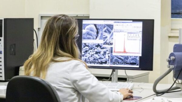 La Dott.ssa Cannilla del CNR ITAE di Messina durante una sessione di microscopia elettronica per l'analisi di catalizzatori.