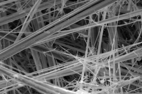 Analisi al microscopio SEM-EDS di fibre di amianto per la sicurezza ambientale