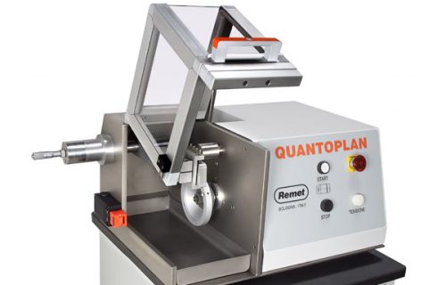 Quantoplan – spianatrice metallografica per campioni quantometrici con mandrino per mole abrasive e avanzamento manuale di precisione.