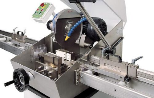 Troncatrice da banco per taglio a freddo senza deformazioni, con struttura in acciaio inox e morsa autocentrante.
